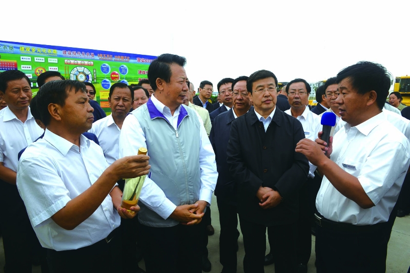 自治区党委书记、人大常委会主任王君,自治区政府主席巴特尔,参观品尝“呼伦贝尔品生态”品牌系列产品。.jpg 自治区党委书记、人大常委会主任王君,自治区政府主席巴特尔,参观品尝“呼伦贝尔品生态”品牌系列产品。.jpg