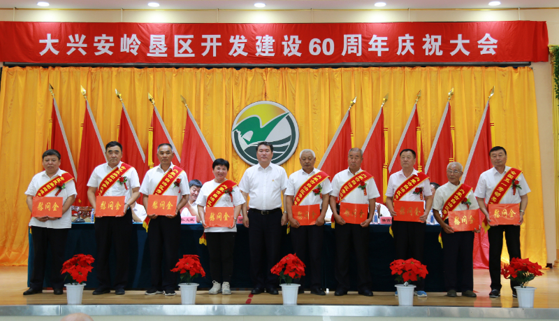 表彰11名自治区级劳动模范.JPG 表彰11名自治区级劳动模范.JPG