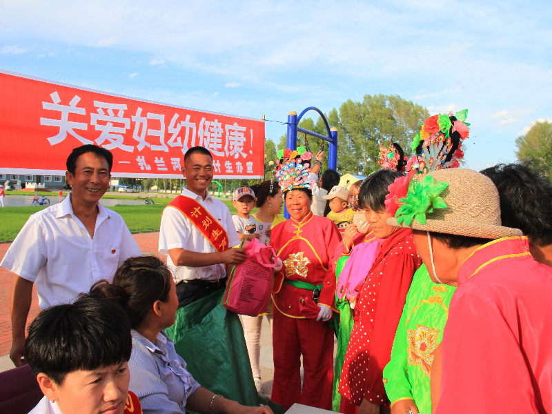 广场活动受欢迎.JPG 广场活动受欢迎.JPG