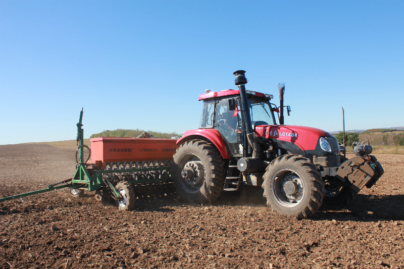 图为统营队正在播种冬黑麦 张萌摄.JPG